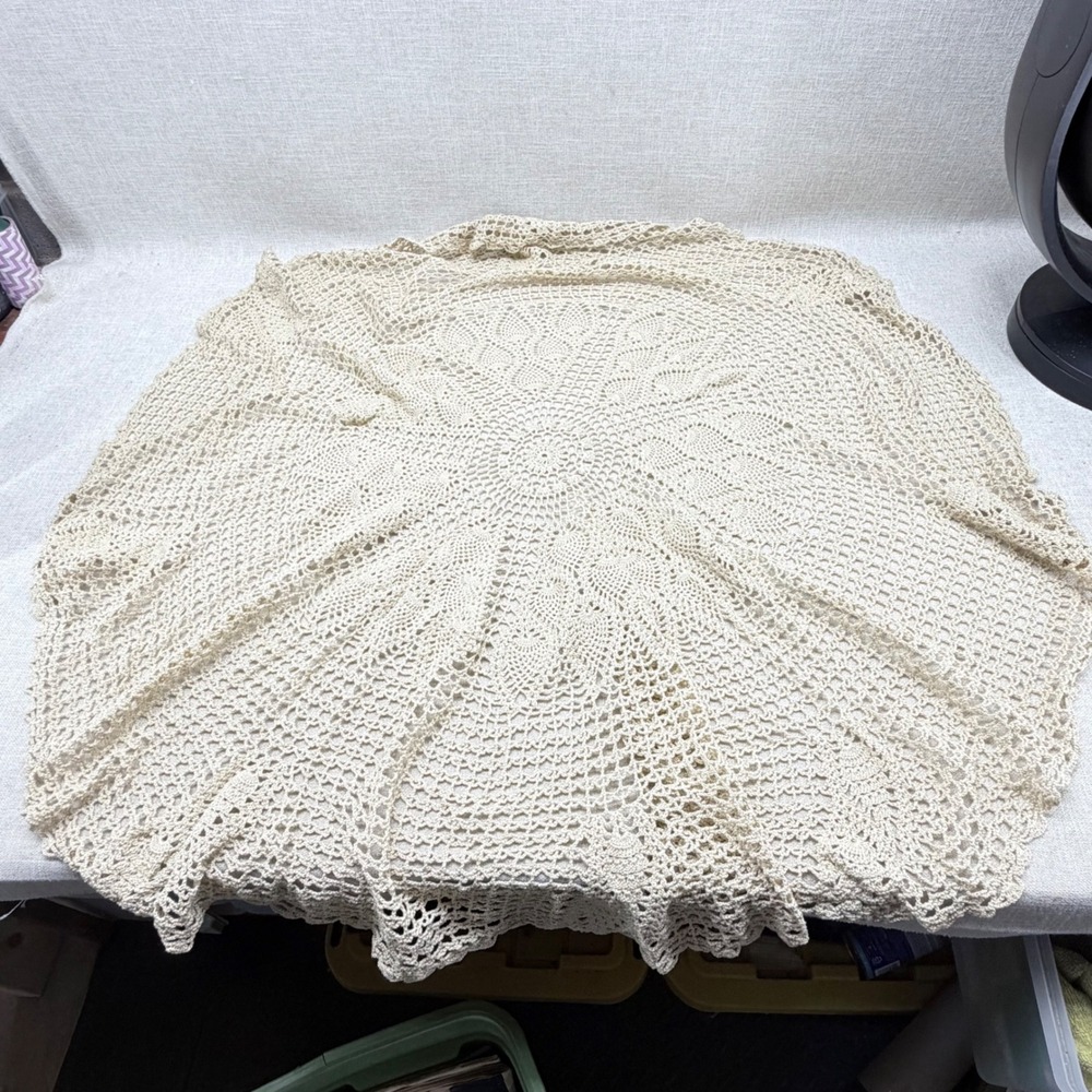 Vintage Handmade Crochet Pineapple Lace Tablecloth 44 Inch Round Cream Cotton